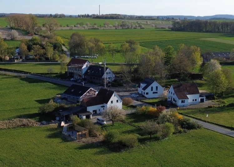 Luftaufnahme einer dörflichen Häuseransammlung